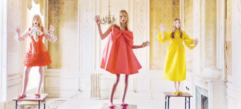 Bu masadaki tabaklarda sarma ve sigara böreği var ama iki meyve eksik