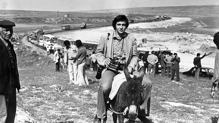Herkesin kaçtığı yere koşan adam