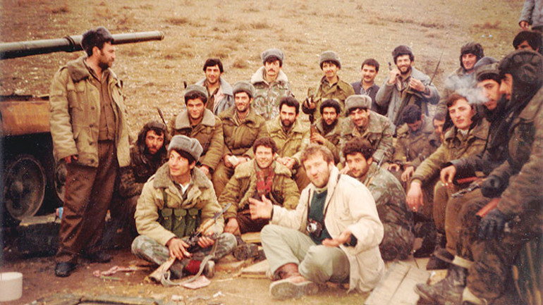 Herkesin kaçtığı yere koşan adam