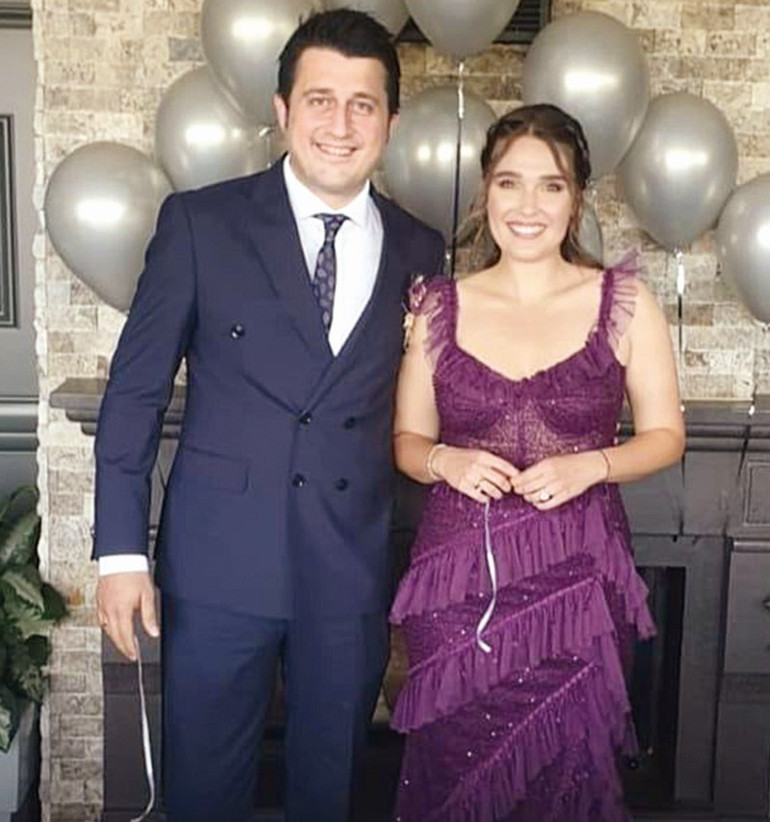 Oyuncu Merve Erdoğan, müzisyen Mert Carim ile nişanlandı