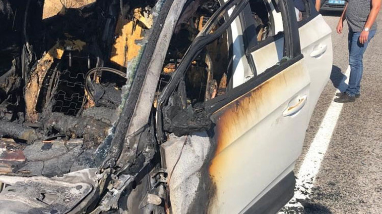 Son dakika haberler... Sıfır diye aldıkları araç ikaz bile vermeden alev alev yandı