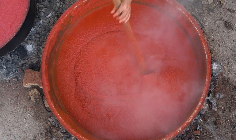 Kış hazırlıkları devam ediyor, salça kazanları kaynıyor