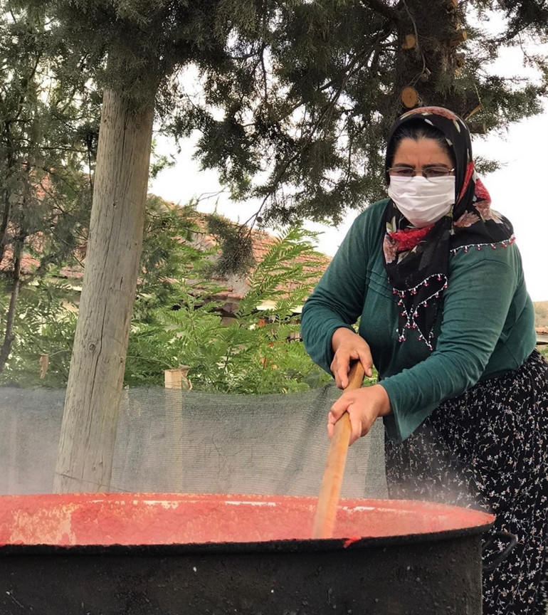 Kış hazırlıkları devam ediyor, salça kazanları kaynıyor