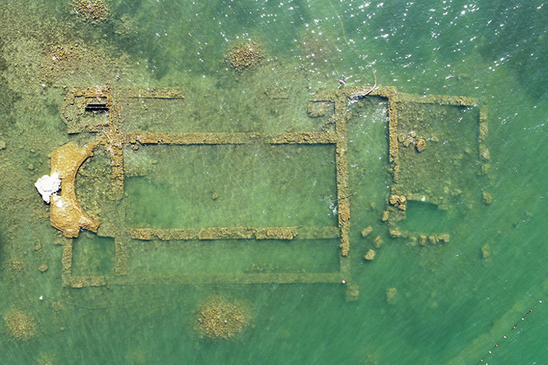 Sular çekilince 2 bin yıllık bazilika gün yüzüne çıktı