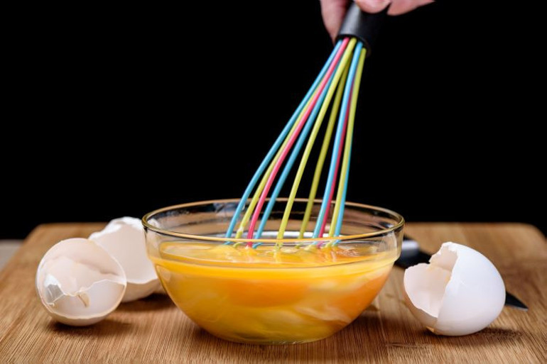 Tıpkı bir aşçı gibi yumurta nasıl kırılır Yumurta en iyi nasıl çırpılır Yumurta saklama koşulları…