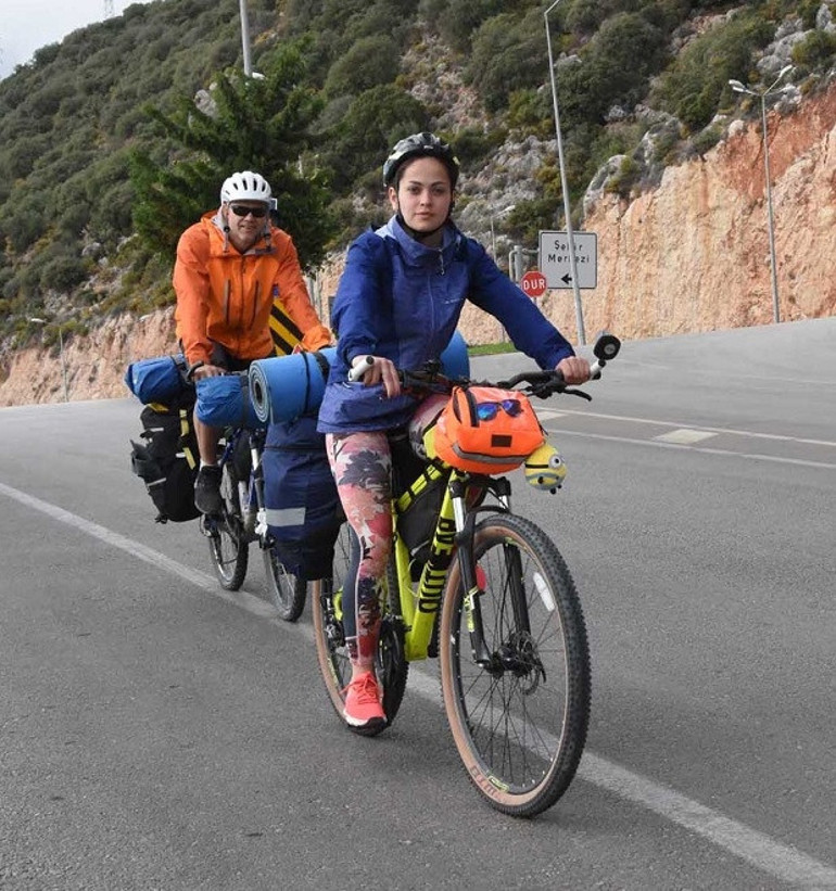5 Rus arkadaş, bisikletle Antalya turu yapıyor