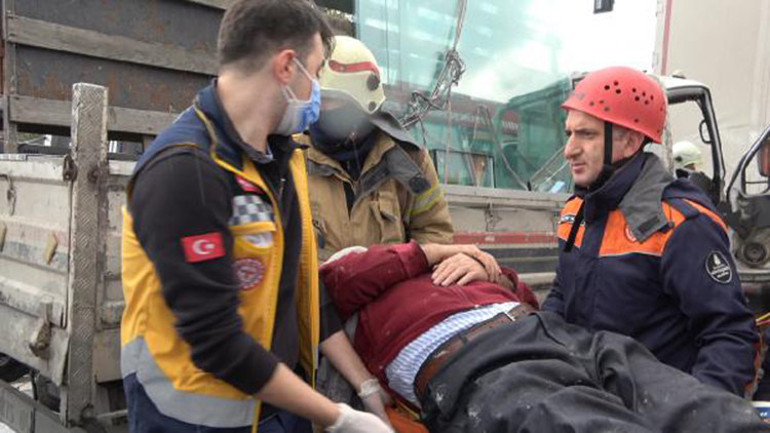 Arnavutköyde TIRla kamyonet çarpıştı; 3 yaralı