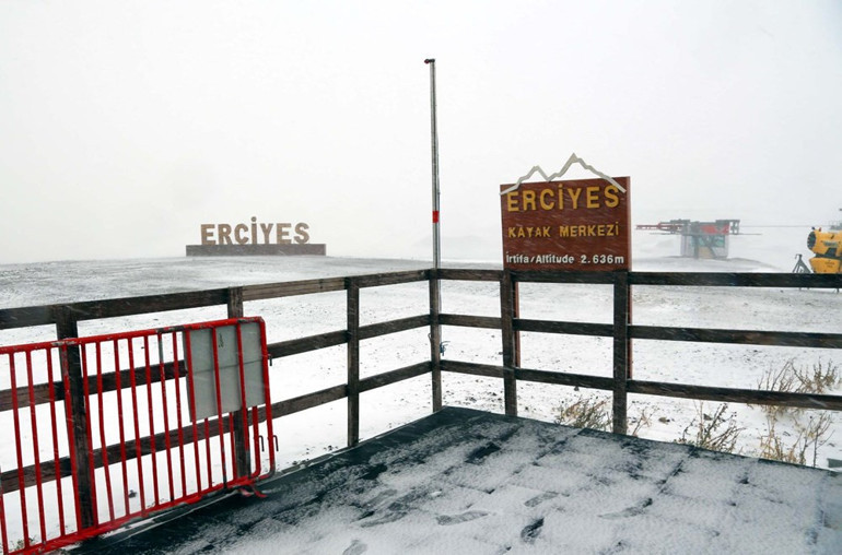 Türkiyenin en popüler kayak merkezleri beyaza büründü