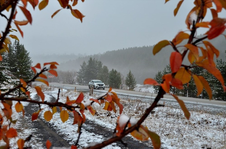Türkiyenin en popüler kayak merkezleri beyaza büründü