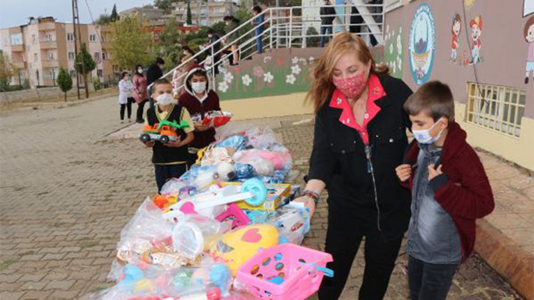 Şırnakta toplanan oyuncuklar, İzmirli çocuklara gönderildi
