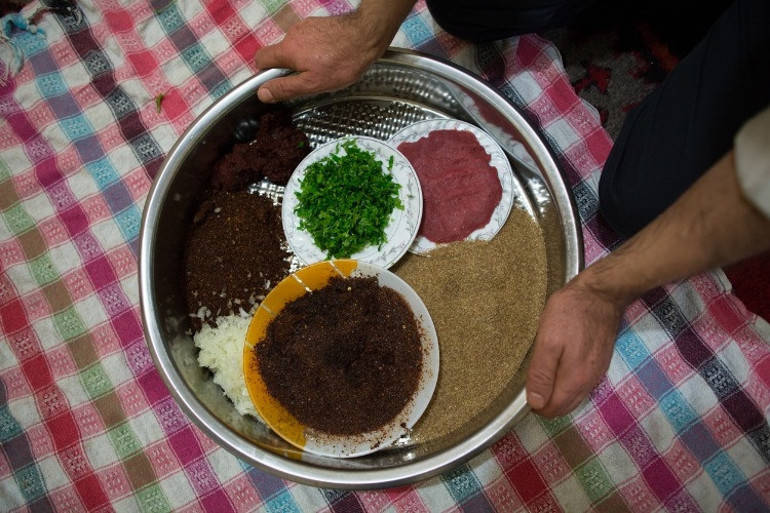 Çiğ köfte nasıl yapılır Evde etli çiğ köfte ve etsiz çiğ köfte yapımı için tarifler ve püf noktaları