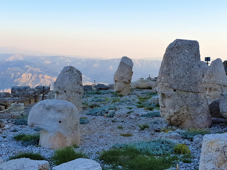 Tanrıların Dağı Nemrutta gün doğumu ve gün batımı