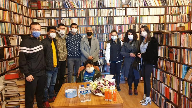 Korkuyu okuyarak ve oynayarak yenin