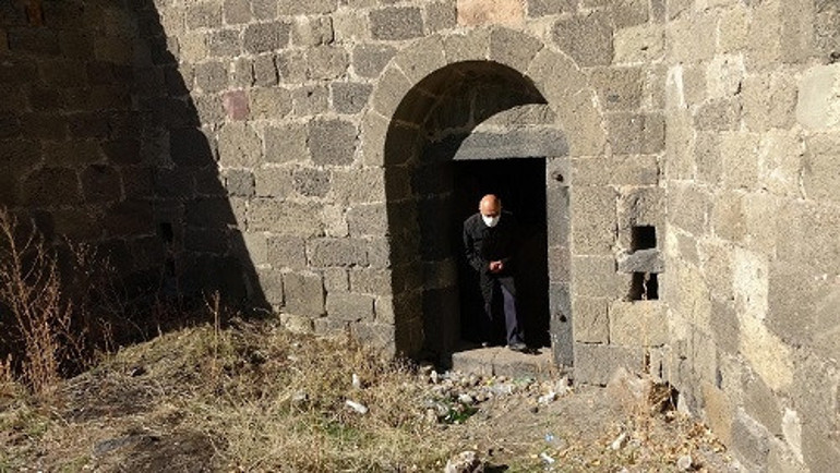 Erzurumun 160 yıllık topçu kulesi definecilerin saldırısına uğradı