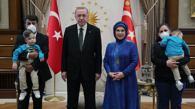 Son dakika… Cumhurbaşkanı Erdoğan’a sürpriz ziyaret Siyam ikizleri…