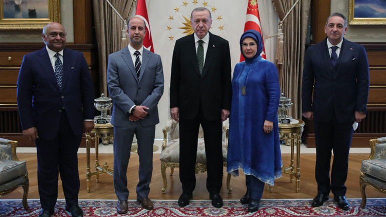 Son dakika… Cumhurbaşkanı Erdoğan’a sürpriz ziyaret Siyam ikizleri…