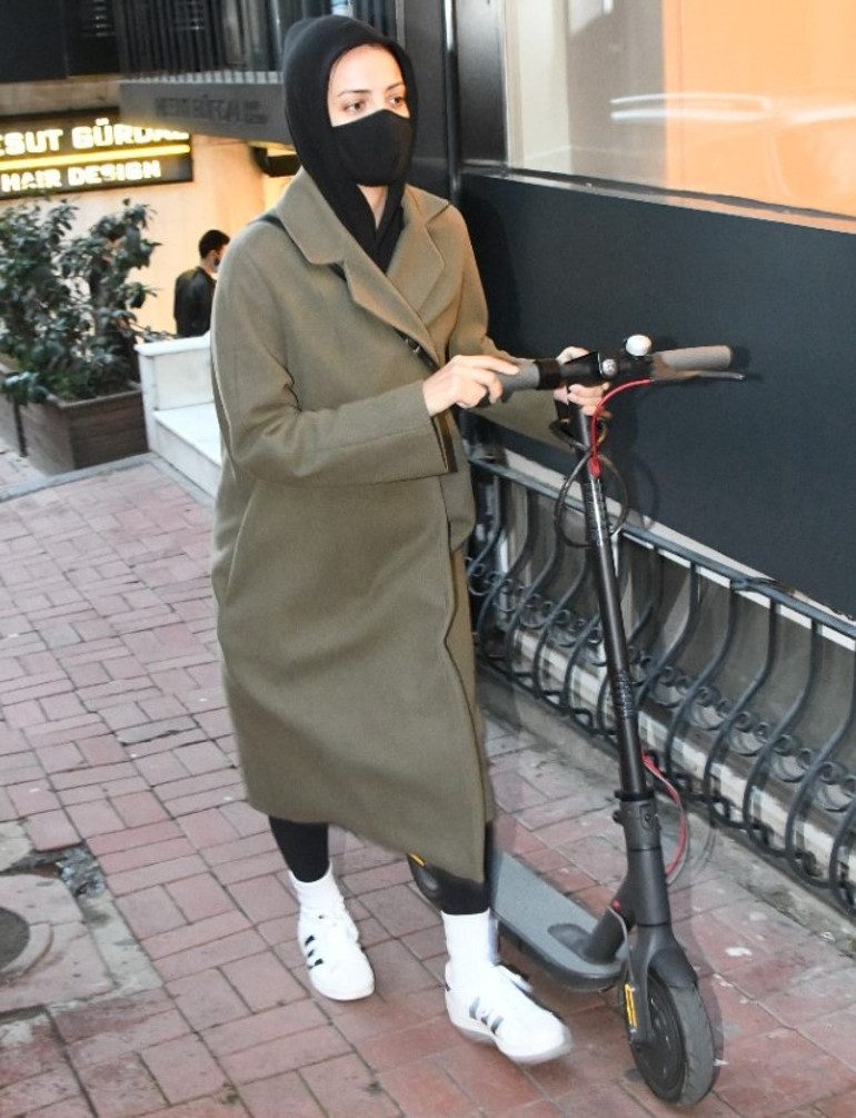 İrem Sak kasksız trafikte