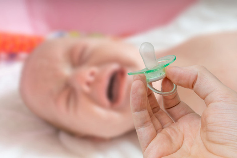 Uzun süreli emzik kullanımı kulak sağlığını etkiliyor