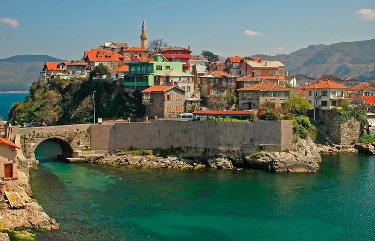 Bir yolun çıkabileceği en güzel adres.... Fatih Sultan Mehmet’in  ‘Çeşmi Cihan’ benzetmesi yaptığı Amasra