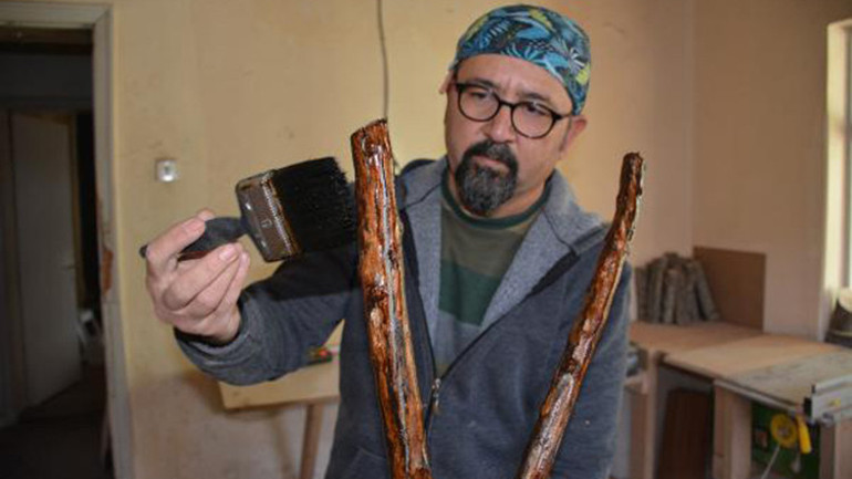 25 yıl sonra memleketine döndü, eski ahşapları sanata dönüştürüyor