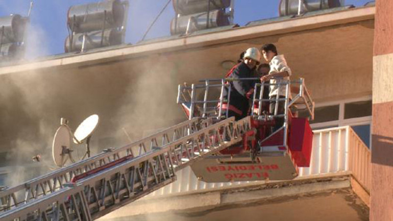 Yangında 6 kişi dumandan etkilendi, kedi ve kuş öldü