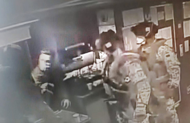 Türk gemisini haydut gibi bastılar