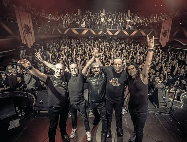 Tek derdimiz telefonu kaybetmekken...