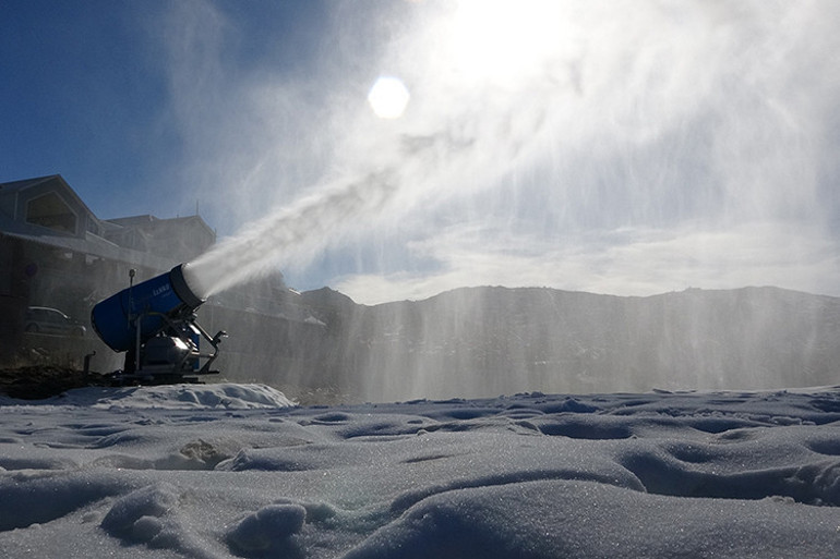 Hala kar yağmayan Uludağda, suni kar sürprizi