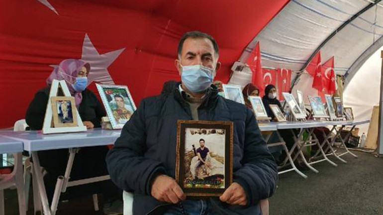 Evlat nöbetindeki babadan oğluna çağrı: Devletimize karşı eline silah alma