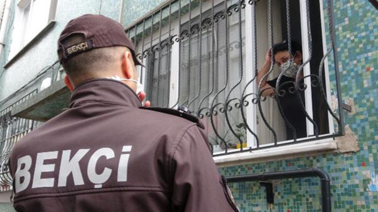 Mahalle bekçileri, kapı kapı dolaşıp karantinadakileri denetliyor