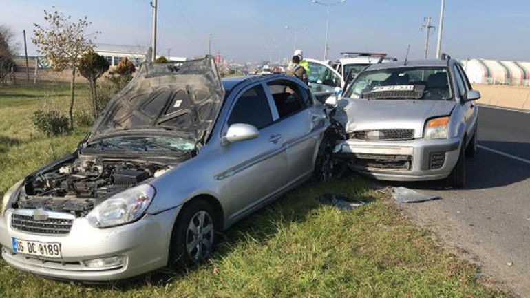Kazada yaralılara, yoldan geçen sağlıkçı müdahale etti