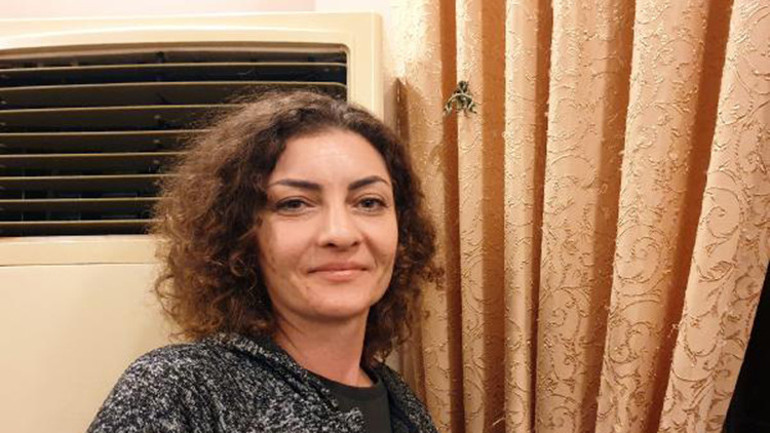 Bahçede büyüyen mekik kelebeği eve girdi