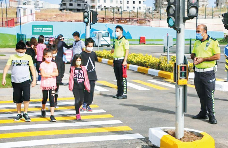 Çocuklar trafikte