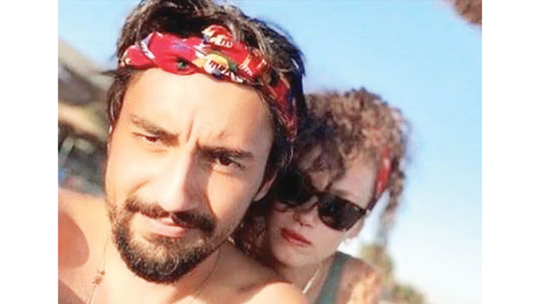 Birbirimizin değilmeyen yerlerine değiyoruz