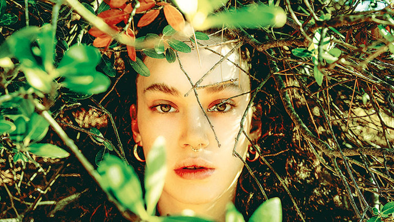 Birbirimizin değilmeyen yerlerine değiyoruz