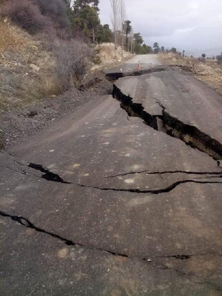 Mahalleleri birbirine bağlayan yol, sağanakta çöktü