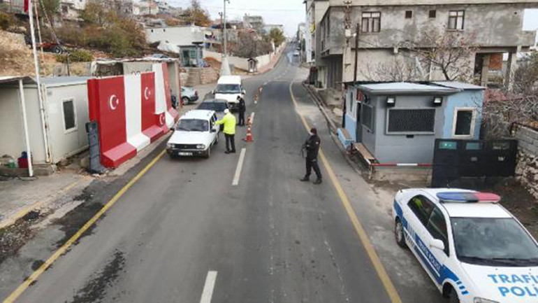 Polis, kısıtlamada acil ilaçları dronla ulaştırdı
