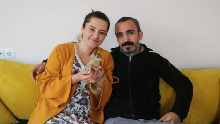 Yavru sincap, ikizlerin neşesi oldu