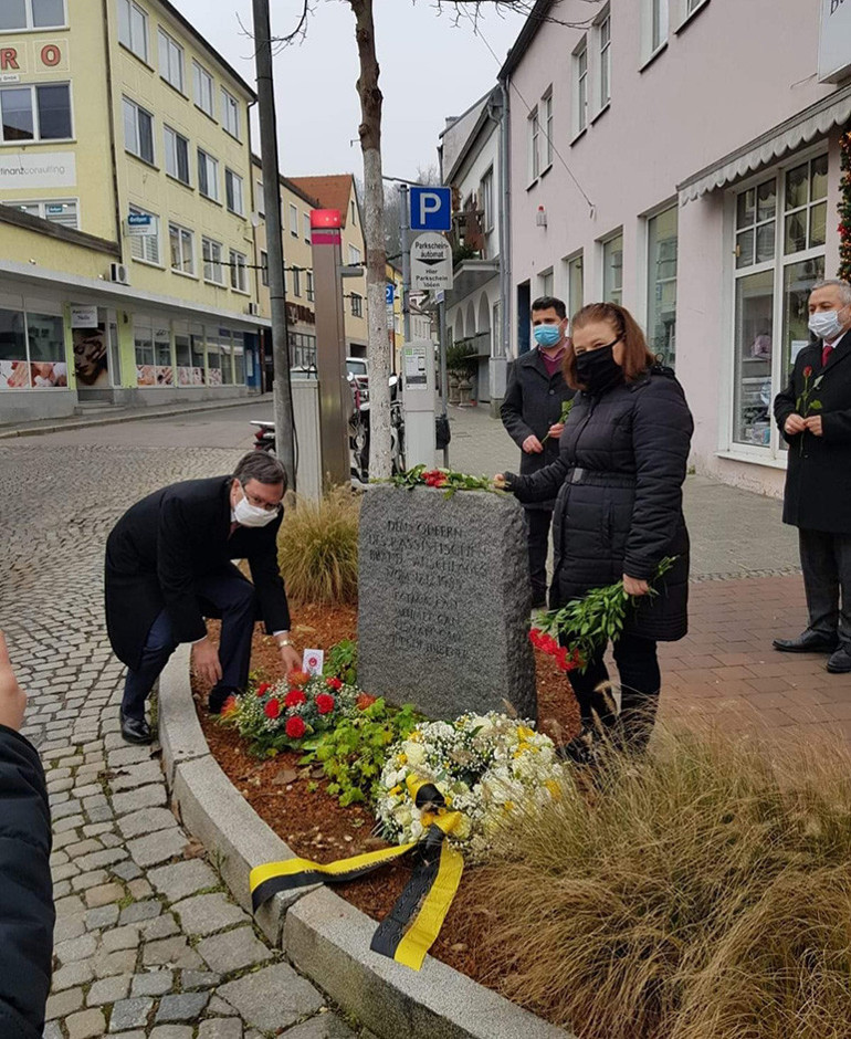 Schwandorf kurbanları için iki minik anma