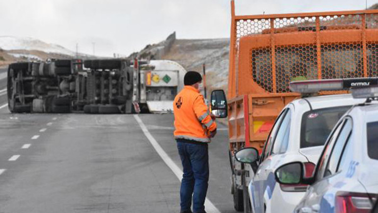 Sivasta oksijen yüklü tanker devrildi, yol kapatıldı