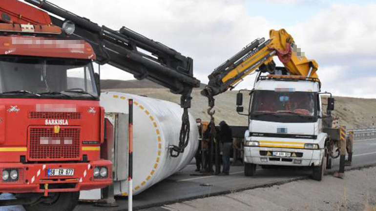 Sivasta oksijen yüklü tanker devrildi, yol kapatıldı