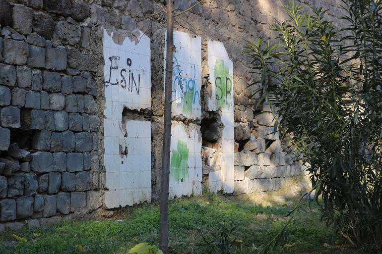 UNESCO Dünya Kültür Mirası Listesindeki Diyarbakır surlarının içi çöplükle dolu