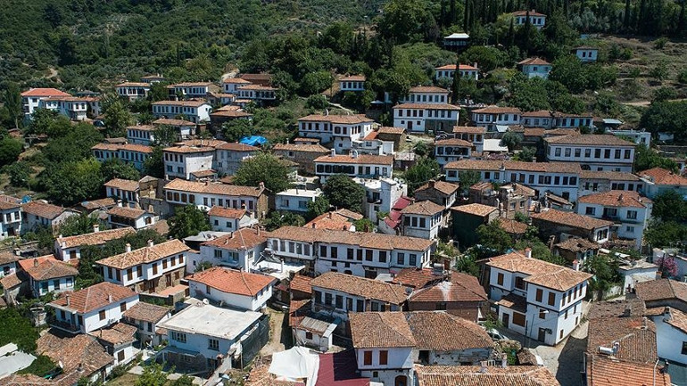 Kıyamet köyü 4 günlük yılbaşı tatili için tamamen doldu Muhtarı arayıp yer soruyorlar