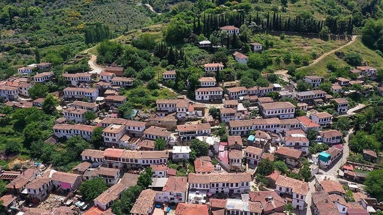 Kıyamet köyü 4 günlük yılbaşı tatili için tamamen doldu Muhtarı arayıp yer soruyorlar