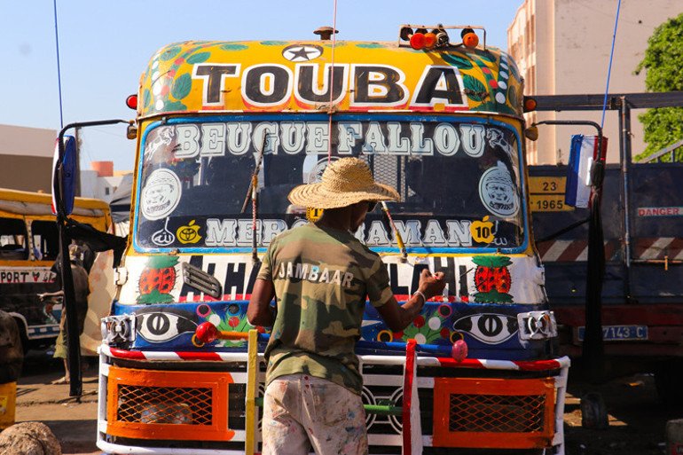 Dakarda tekerlekli sokak sanatı: Car rapide dolmuşları
