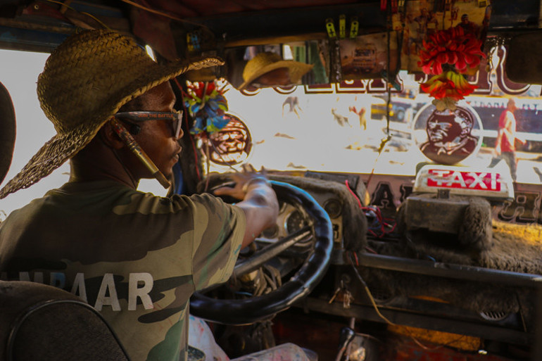 Dakarda tekerlekli sokak sanatı: Car rapide dolmuşları