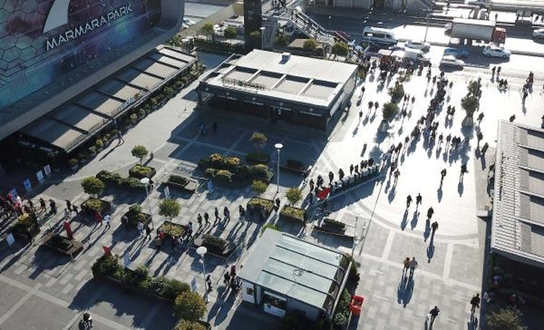 AVM önünde yılbaşı alışverişi kuyruğu