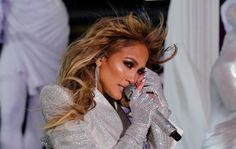 Jennifer Lopez boş meydanda konser verdi