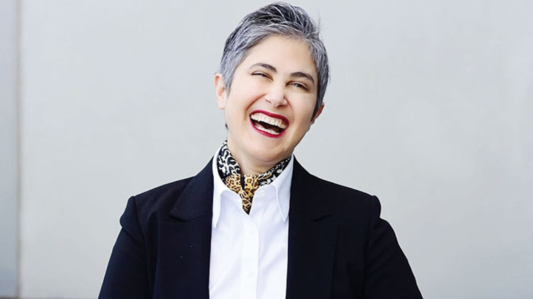 Bir elinde ayna, önündeyse ekran...