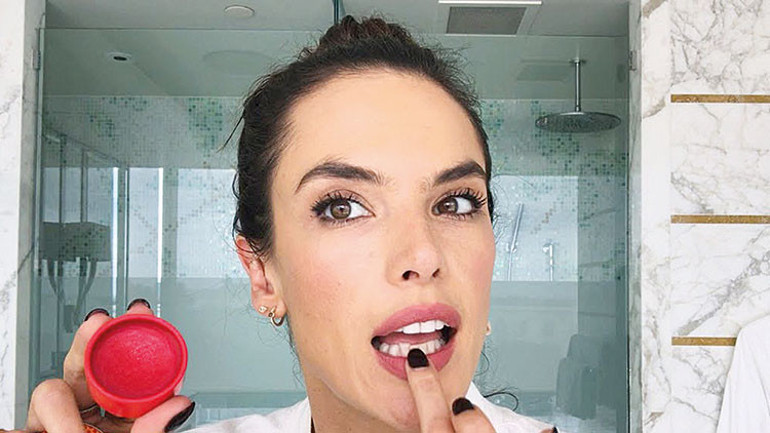 Bir elinde ayna, önündeyse ekran...